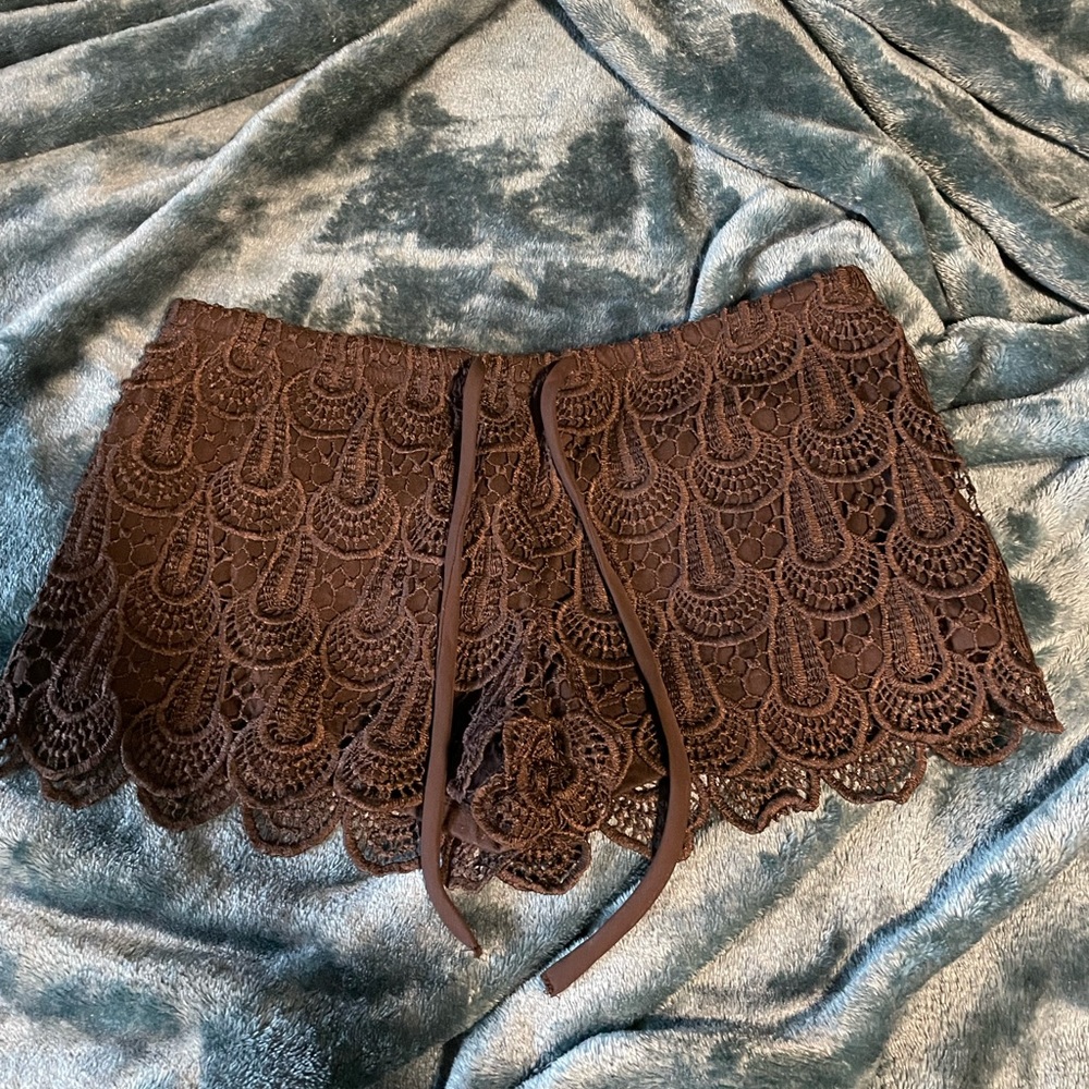 H&M black patterned shorts